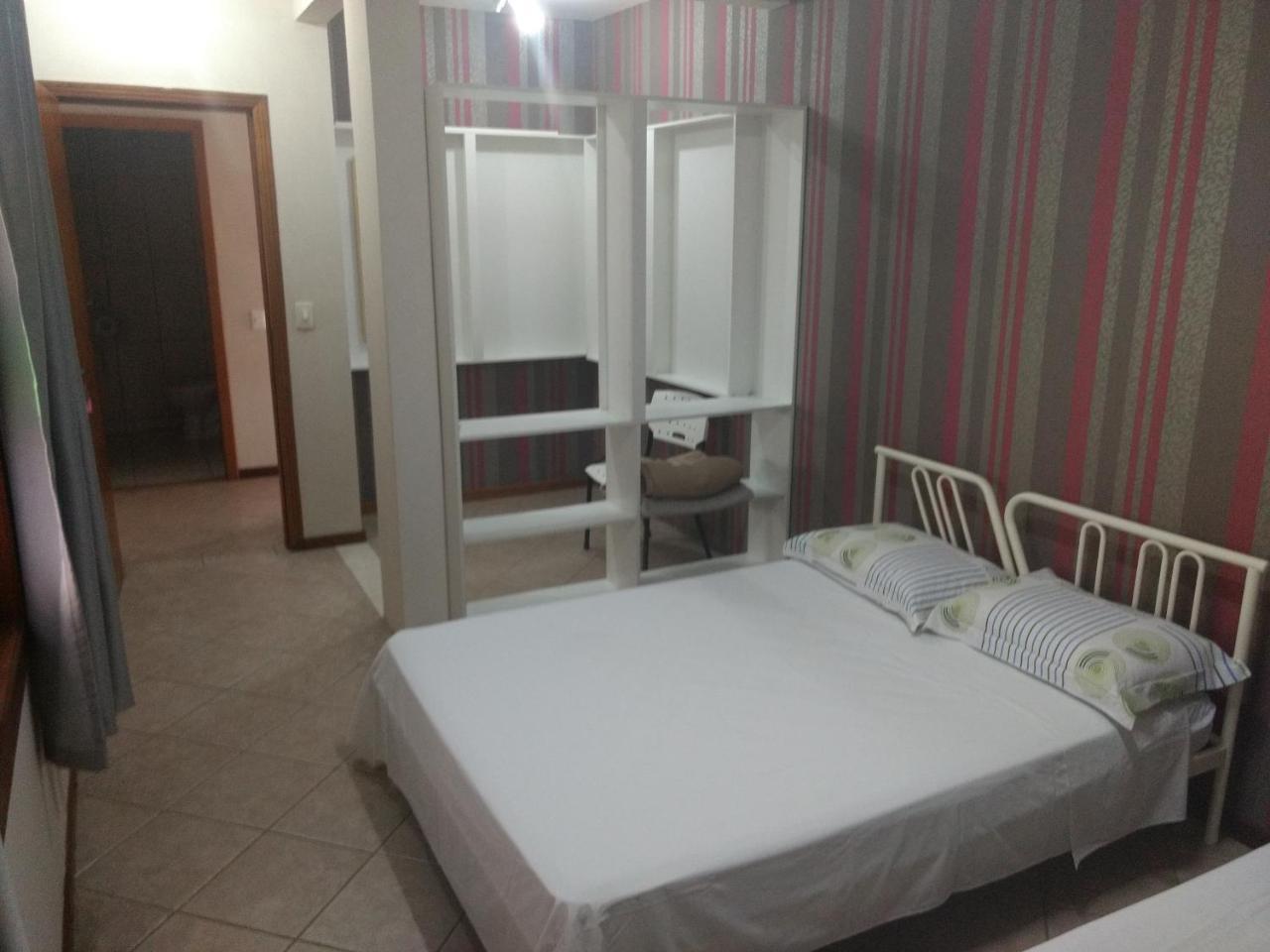 Pousada Casa Verde - quartos individuais - smart tv 32 - e banheiro privativo Itajaí Exterior foto